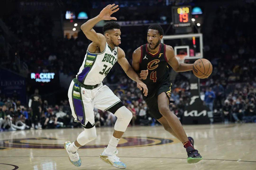 爱游戏官方-雄鹿轻取新疆队，克莱高光表现