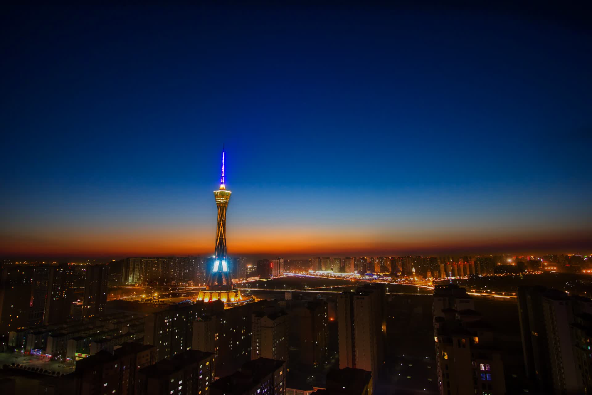 爱游戏体育-1.多哈的黄昏，定义唯一的夜晚 强调时间与地点的唯一性，带有史诗感）